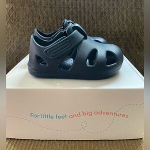 New in box TEN LITTLE Splash Sandals. Size 6.
